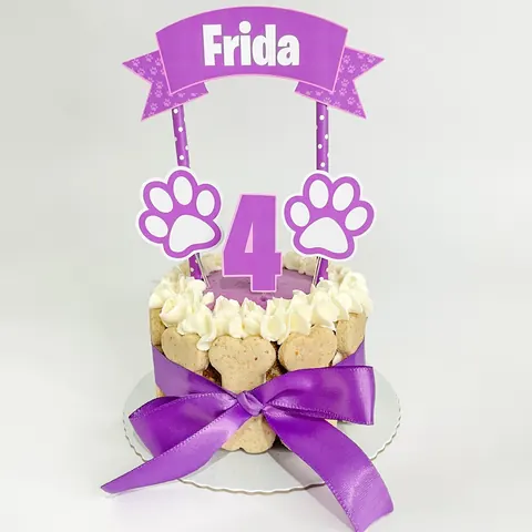 Kit festa pet com bolo rodeado de biscoitos e laço roxo